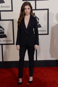 Anna Kendrick en la Alfombra de los Grammys 2015