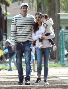 Ashton Kutcher, Mila Kunis y la pequeña de un año y medio, Wyatt Isabelle