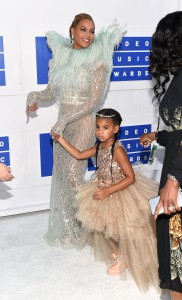 Beyonce, a la izquierda, y su hija Blue Ivy llegan a la ceremonia de los Premios MTV a los Videos Musicales, el domingo 28 de agosto del 2016 en el Madison Square Garden de Nueva York. (Foto por Evan Agostini/Invision/AP)
