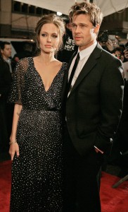 2006 - Su debut como pareja: Brad y Angelina así de elegantes llegan a la premiere de la película The Good Shepherd.