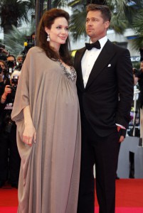 2008 - En pleno embarazo de mellizos, Angelina y Brad dejaron su huella en la premiere de la película que la actriz protagonizó "Changeling".