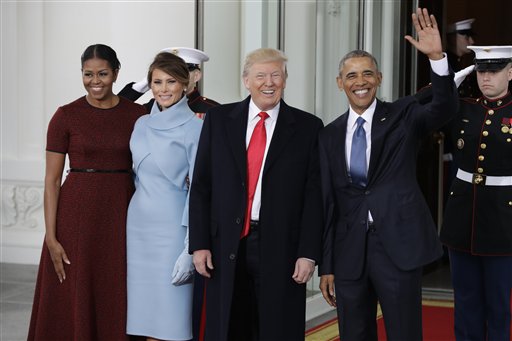 Presidente Barack Obama y primera dama Michelle Obama reciben al presidente electo Donald Trump y su esposa Melania Trump en la Casa Blanca en Washington, viernes 20 de enero de 2017. (AP Foto/Evan Vucci)