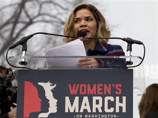 La actriz America Ferrera pronuncia un discurso ante una multitud durante la Marcha de Mujeres en Washington el sábado 21 de enero de 2017. (AP Foto/José Luis Magaña)
