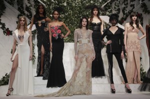 Kendall Jenner, en el centro, modela para La Perla en la Semana de la Moda de Nueva York, el jueves 9 de febrero del 2017. (AP Foto/Julie Jacobson)