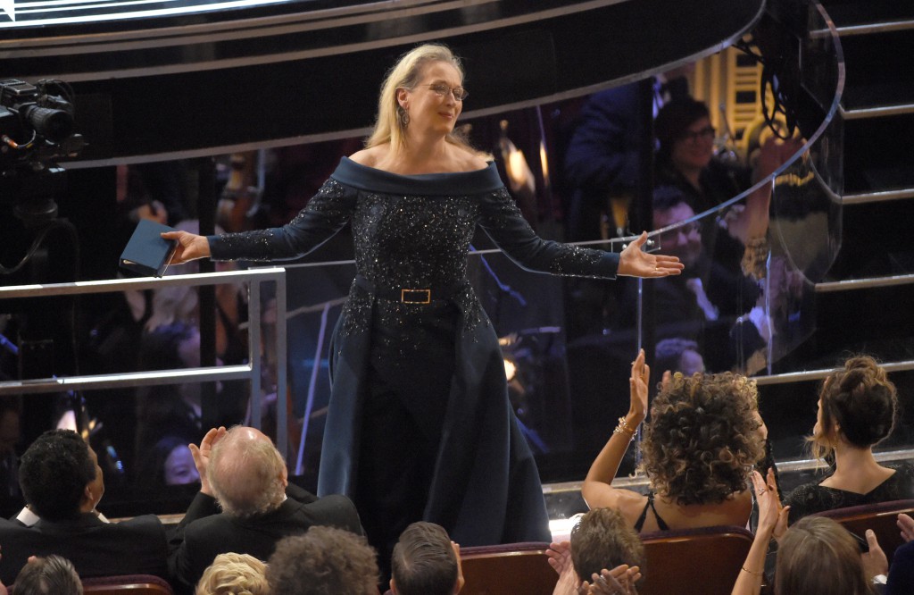 Meryl Streep recibe una ovación en los Oscar el domingo 26 de febrero de 2017 en el Teatro Dolby en Los Angeles. (Foto Chris Pizzello/Invision/AP)